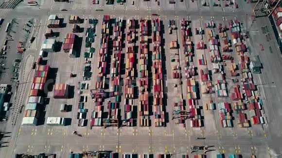 繁忙的海港集装箱码头交通鸟瞰视频的预览图