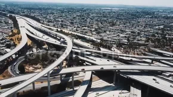 无人机在洛杉矶的大法官普雷格森高速公路交叉口上空左飞有多座桥梁和天桥视频的预览图