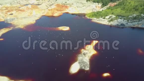 镜头在泥坑蓝湖上空盘旋视频的预览图