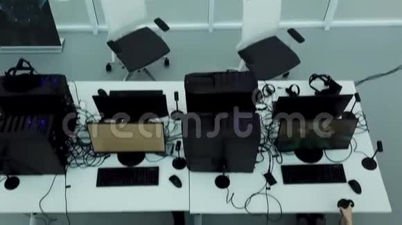 一个现代办公室的俯视图用虚拟现实眼镜测试游戏专家现代技术概念男子视频的预览图