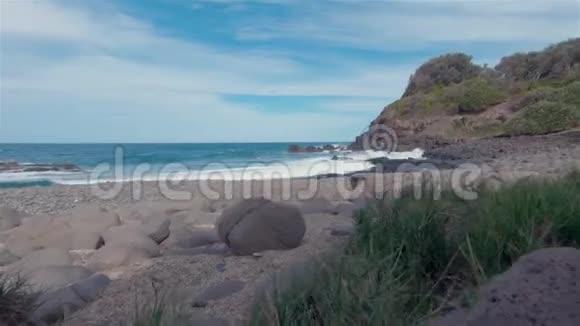博尔德海滩和高地悬崖伦诺克斯头部景观澳大利亚度假目的地视频的预览图