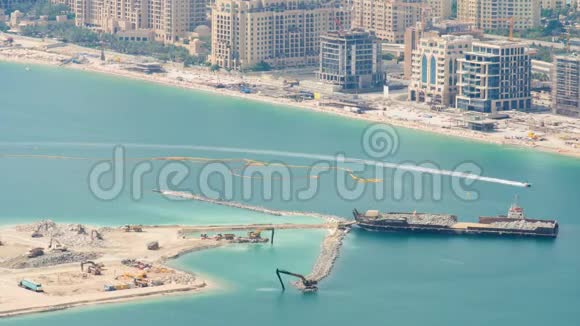 货船和各种建筑设备在迪拜建造了一个人工岛视频的预览图
