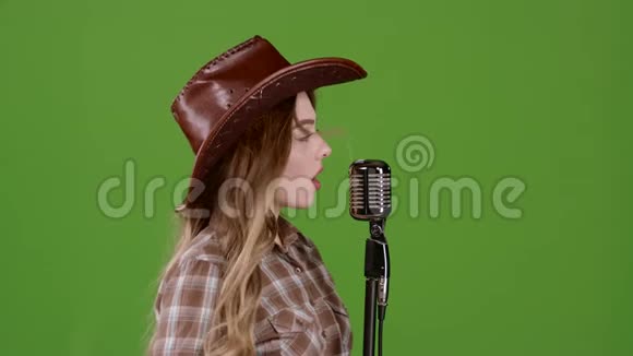 女孩唱成复古乡村音乐麦克风绿色屏幕慢动作侧视图视频的预览图