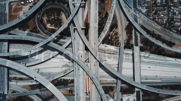 纵览史诗级公路交汇处立交桥交通通过多个天桥和交叉口视频的预览图