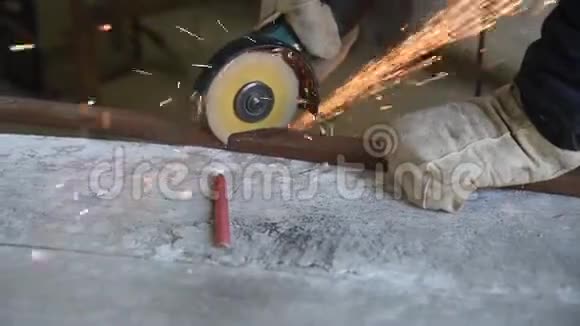 用电动角磨机切割矩形金属型材的工艺火花四溅专业技能视频的预览图