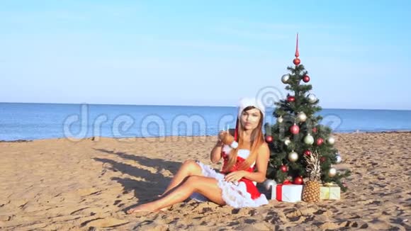 穿着圣诞服装在海滩度假村过新年的女孩视频的预览图