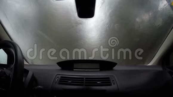一辆汽车的挡风玻璃被阻挡在道路视野之外的强力雨滴击中视频的预览图
