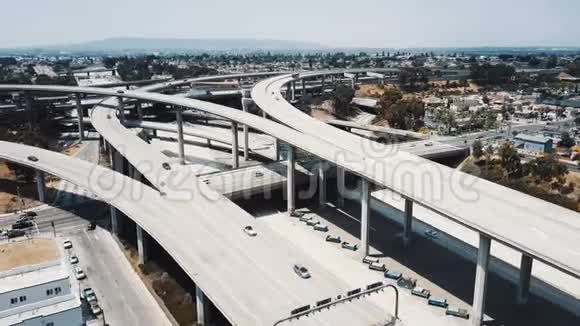 无人机在加州洛杉矶令人难以置信的高速公路交汇处上空盘旋汽车在多个层次上行驶视频的预览图