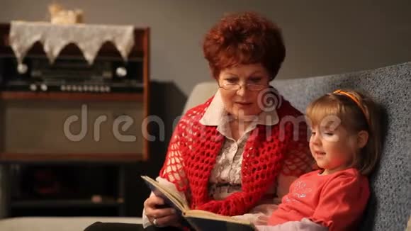 祖母给她的小孙女读了一个故事视频的预览图