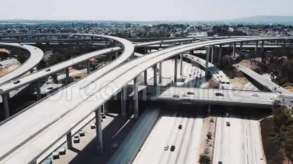 无人机在美国洛杉矶的雄伟的普雷格森法官高速公路立交桥周围飞行汽车在多个层次上视频的预览图