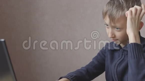 这孩子在网上用笔记本电脑工作视频的预览图