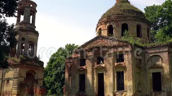 俄罗斯庄园里一座古老教堂的废墟视频的预览图