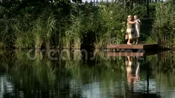 年长夫妇在水边跳舞视频的预览图