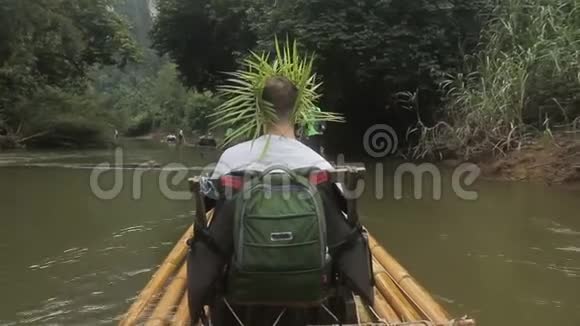 年轻的游客在夏天在河上移动筏子视频的预览图