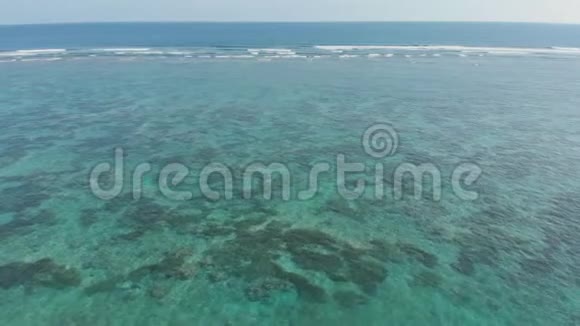 鸟瞰美丽的海底与珊瑚礁附近的潘泰潘达瓦印度尼西亚视频的预览图