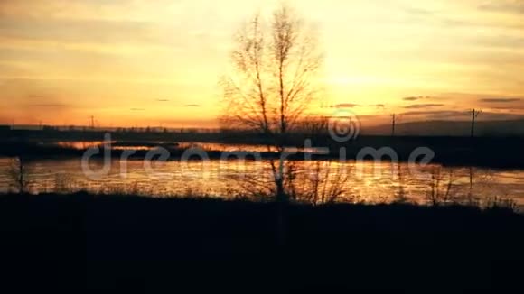 日落湖景美丽的云映水视频的预览图