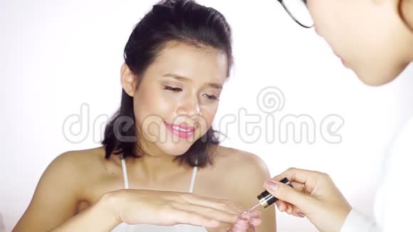 美容院涂指甲油的年轻女子视频的预览图