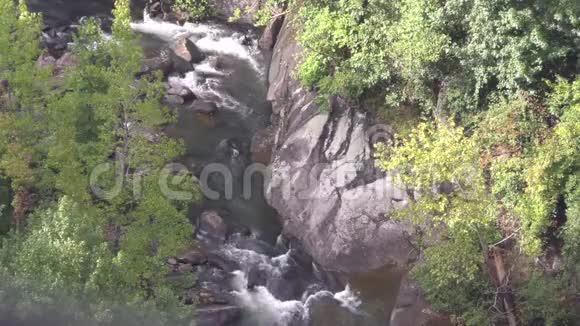 佐治亚州塔卢拉瀑布从峡谷顶部俯瞰塔卢拉瀑布视频的预览图