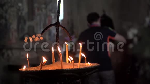 在教堂里点蜡烛视频的预览图