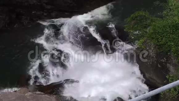 佐治亚州塔卢拉瀑布从悬索桥可以看到更广阔的飓风瀑布视频的预览图