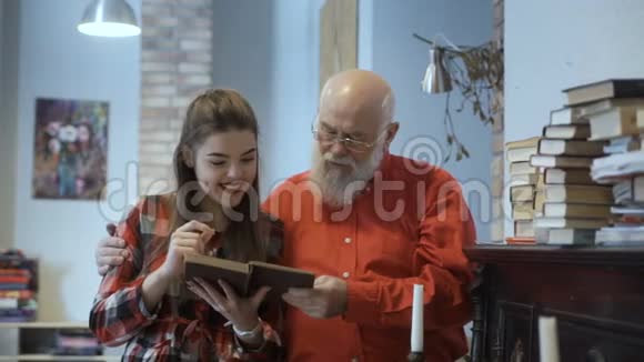 老人和他可爱的孙女一起读书视频的预览图