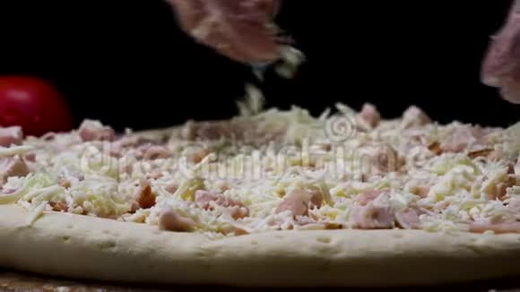 一个女性手在烹饪手套洒比萨饼与磨碎奶酪意大利食品概念框架为厨师做准备视频的预览图