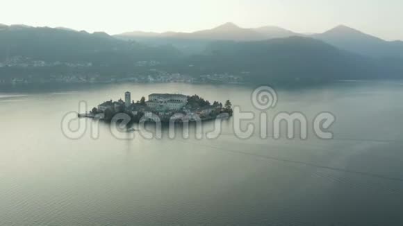 奥塔湖上的圣朱利奥岛日落时拍摄空中4k视野拍摄于2019年意大利视频的预览图