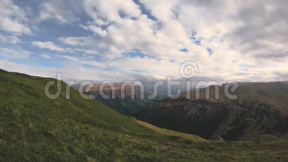云在北高加索高原和山谷上空的运动4K在GoPro6上拍照视频的预览图