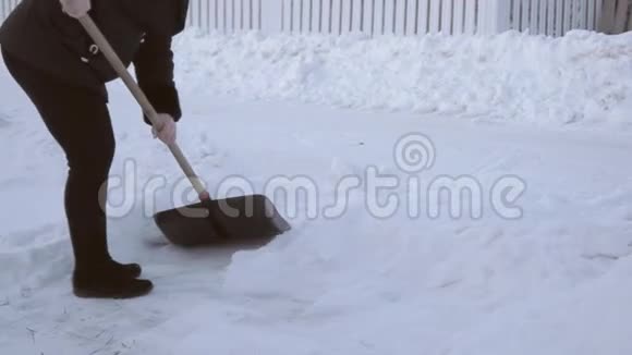 用铲子清除积雪视频的预览图