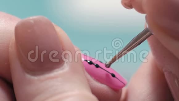 极致特写美甲大师修饰少女指甲穿上粉色漆亮点视频的预览图