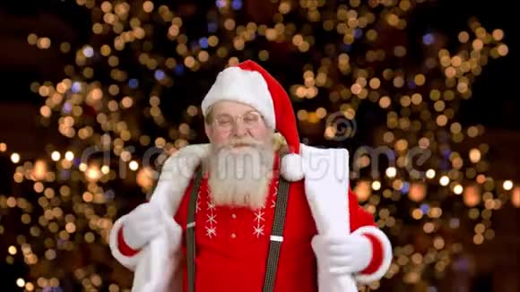 穿红色服装的圣诞老人在跳舞视频的预览图