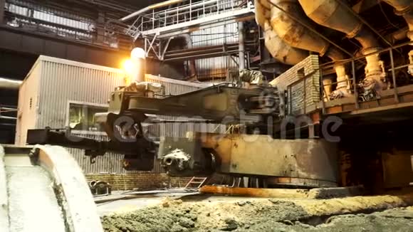 热铺的冶金厂房具有现代化机械工业景观库存录像熔融金属生产视频的预览图