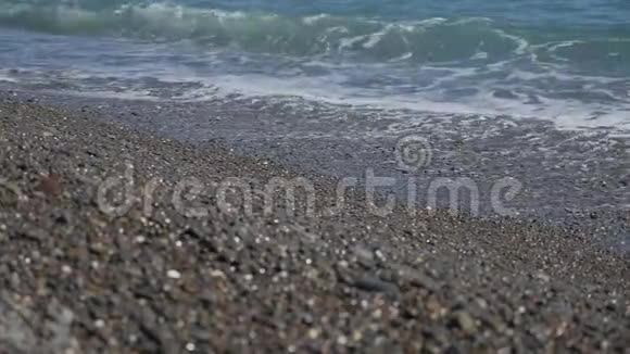 海浪拍打在卵石滩上视频的预览图