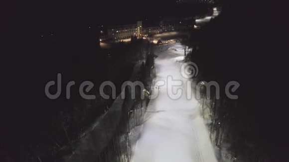 夜晚覆盖着雪的公园顶景剪辑公园的城市小巷被雪堆覆盖空的灯光照亮视频的预览图
