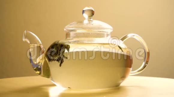 茶壶中绿茶的快速冲泡视频的预览图