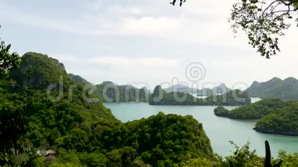 鸟眼全景从昂松国家海洋公园俯瞰群岛的海洋全景靠近旅游的萨米乐园视频的预览图