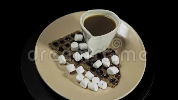 在一个米色的盘子上在黑色的背景上用咖啡杯盖住黑暗的心视频的预览图