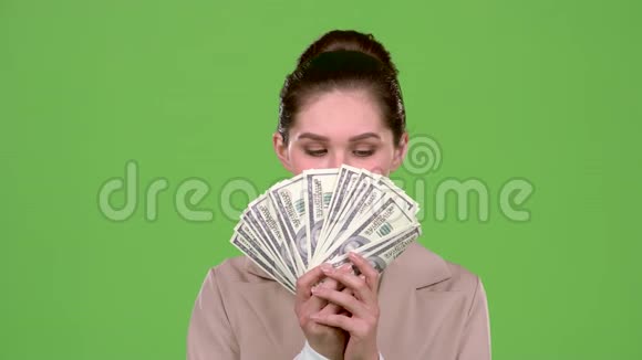 女人收到了一笔大交易的纸币绿色屏幕慢动作视频的预览图