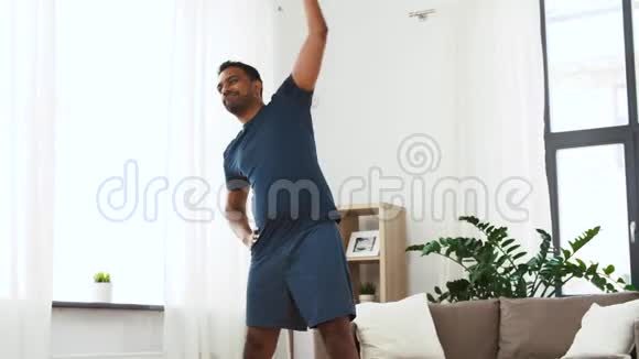 印度男人在家里锻炼和学习视频的预览图