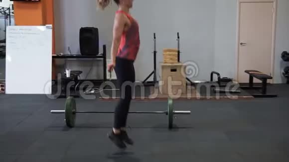 健身妇女在健身房做双跳绳运动视频的预览图