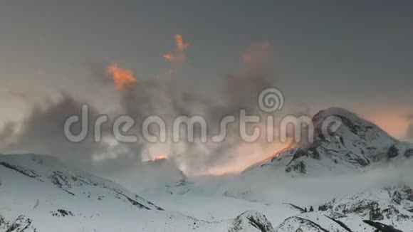 格鲁吉亚卡兹别克山的山顶在日落的冬季夜晚美丽的格鲁吉亚景观视频的预览图