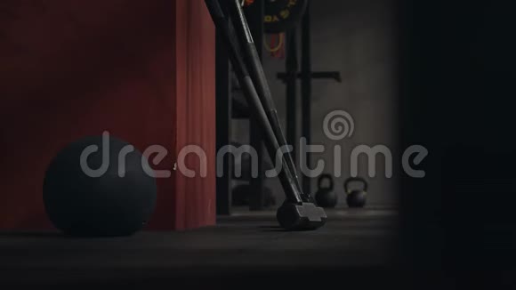 健身房体育器材的特写黑色健身球和杆颈的背景壶铃和黑暗的墙壁视频的预览图