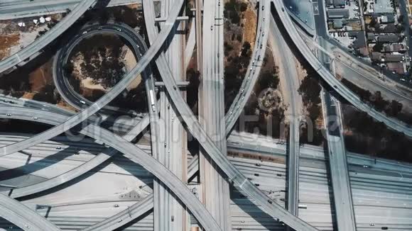 无人机锁定拍摄惊人的繁忙公路立交桥与多层天桥和路口在洛杉矶美国视频的预览图