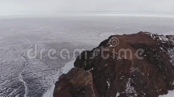 贝加尔湖岩山冬季景观鸟瞰视频的预览图
