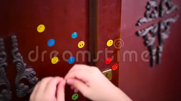 儿童胶水贴纸视频的预览图