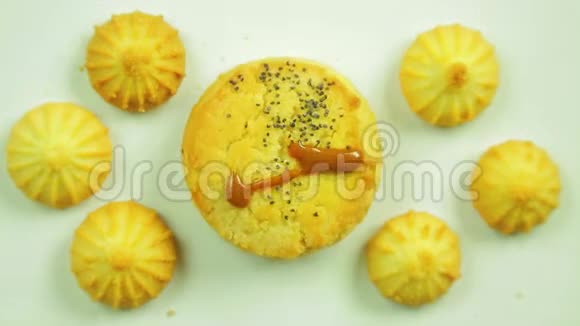 黄油饼干与彩绘图形一个烹饪油漆周围的小饼干在圆圈中运动视频的预览图