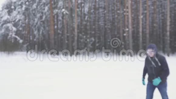 一个冻僵的人走过冬天的森林在一场暴风雪之后白雪覆盖着微笑视频的预览图