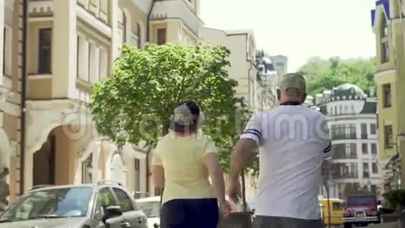 时髦又无忧无虑的老夫妇在城市街头跳舞视频的预览图