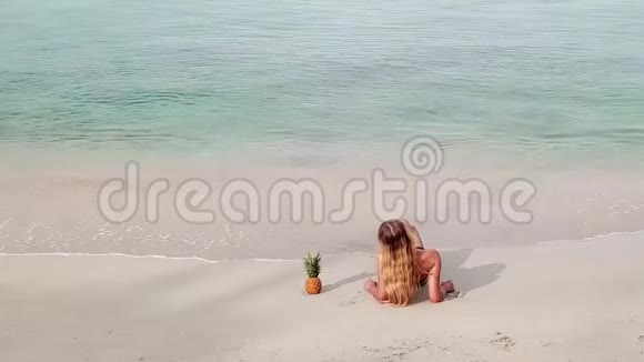 年轻女子在海滩上放松的电影视频的预览图
