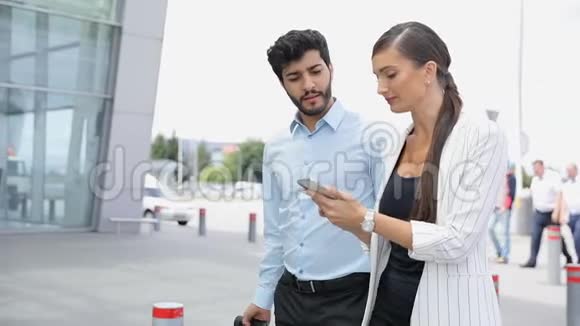 工作旅行在机场使用电话行走的商界人士视频的预览图